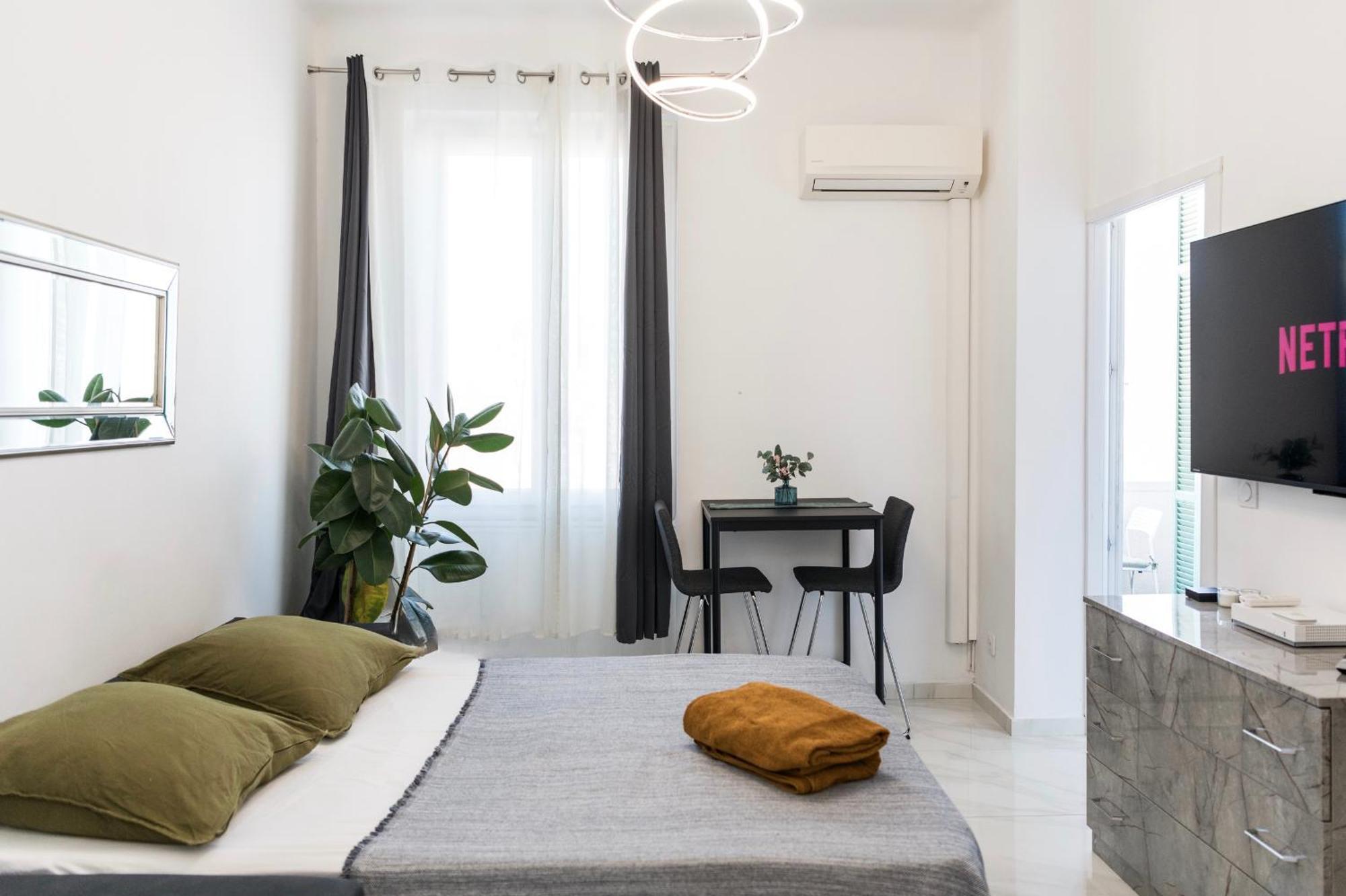 Stylish Modern Near Train Station Apartment