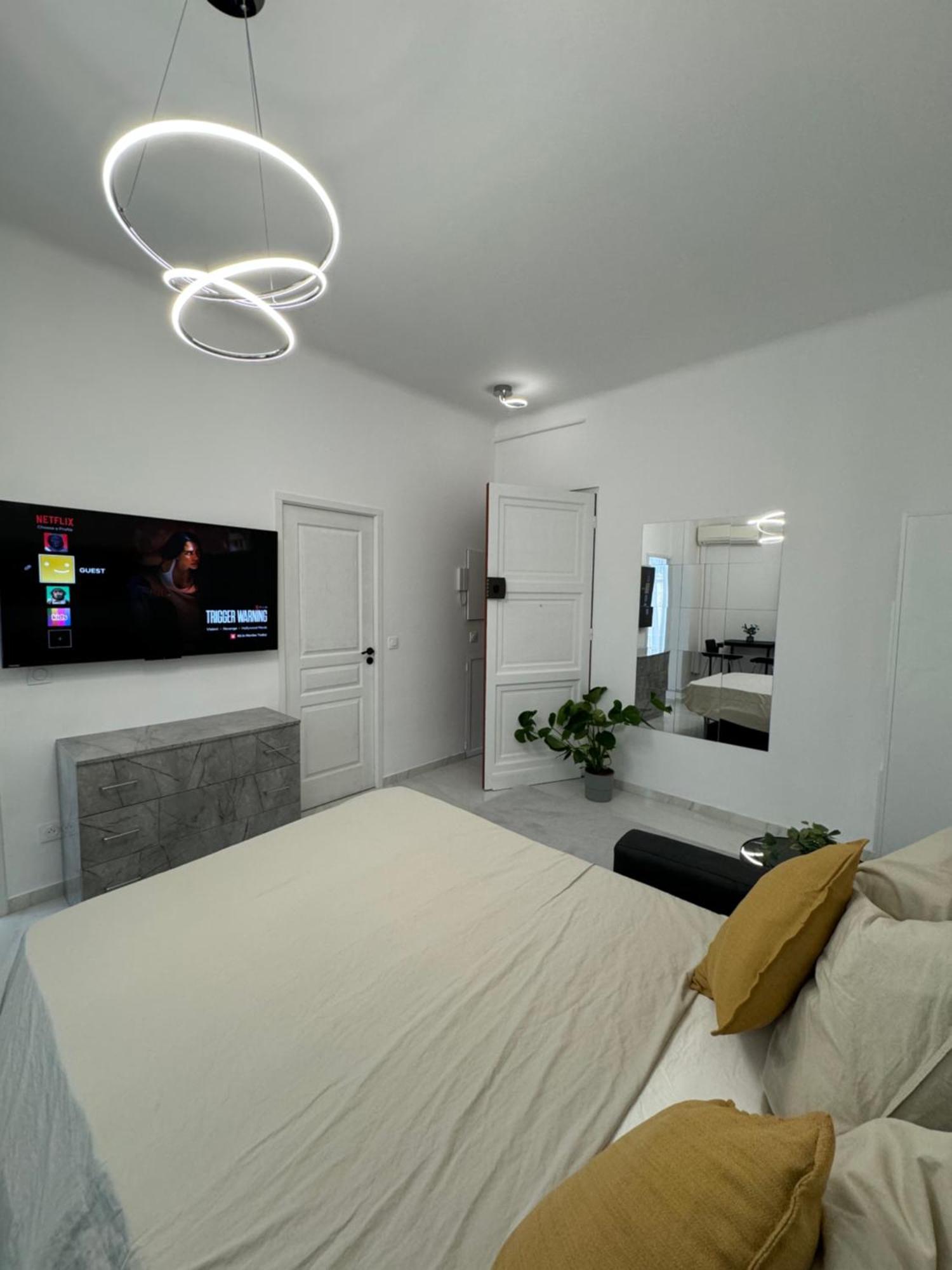 Stylish Modern Near Train Station Apartment *