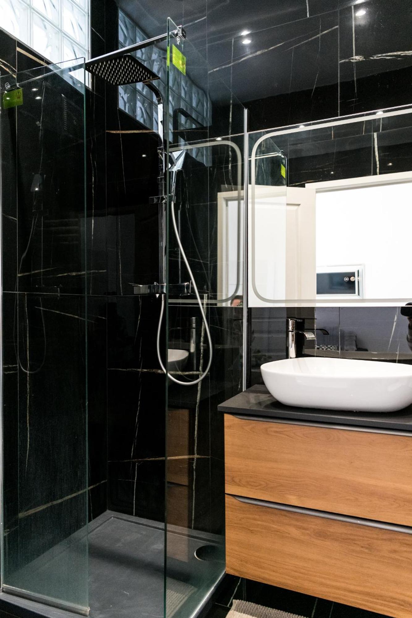 Stylish Modern Near Train Station Apartment *
